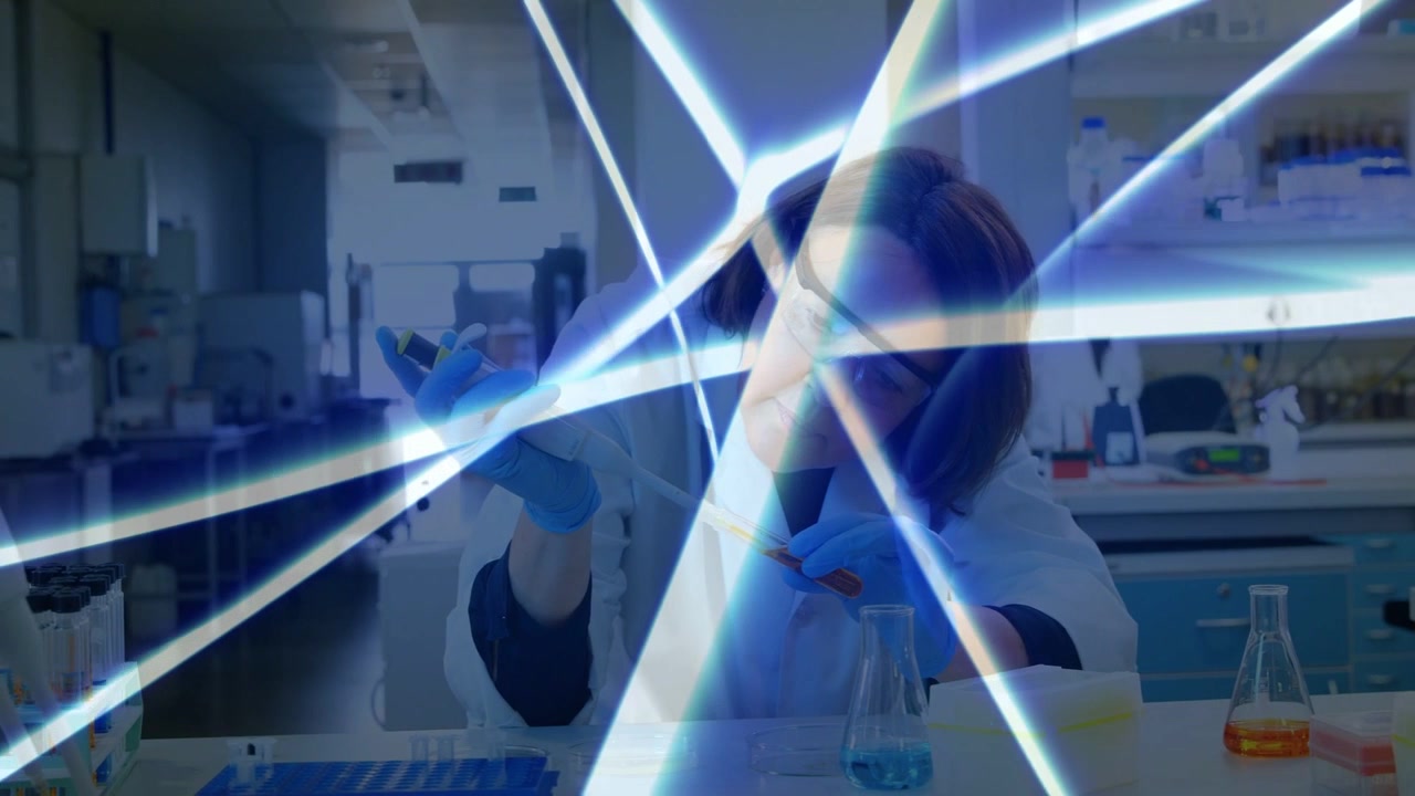 Technik držící pipetu, pipetující do laboratorní zkumavky, zatímco animované modré pruhy lámou pohled pro test.