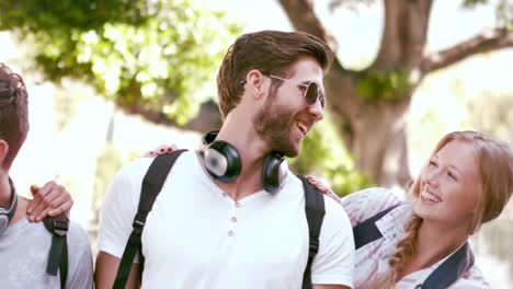 amigos hipsters sonrientes que se divierten