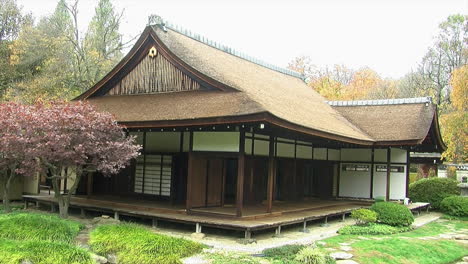 casa de estilo japonés en otoño