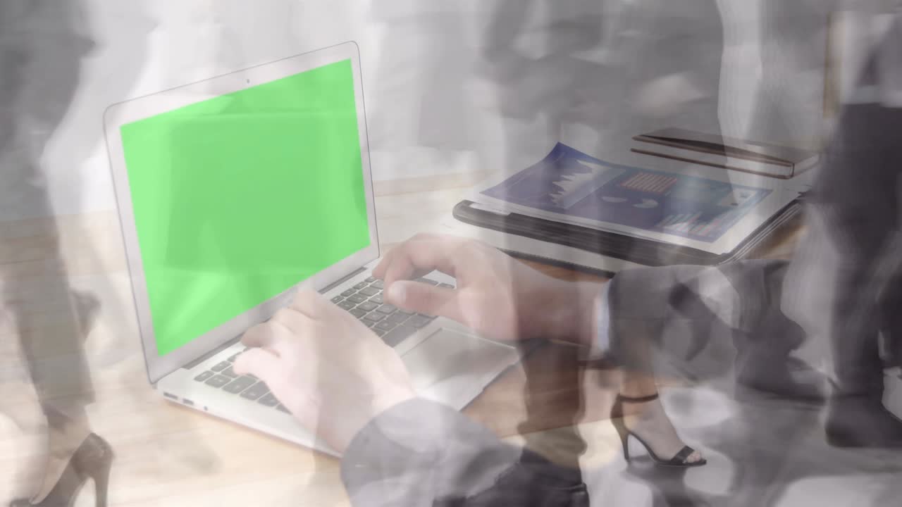 현대 건물에서  ⁇ 고 있는 승객들이 초록색 화면을 가진 노트북을 사용하는 손의 애니메이션