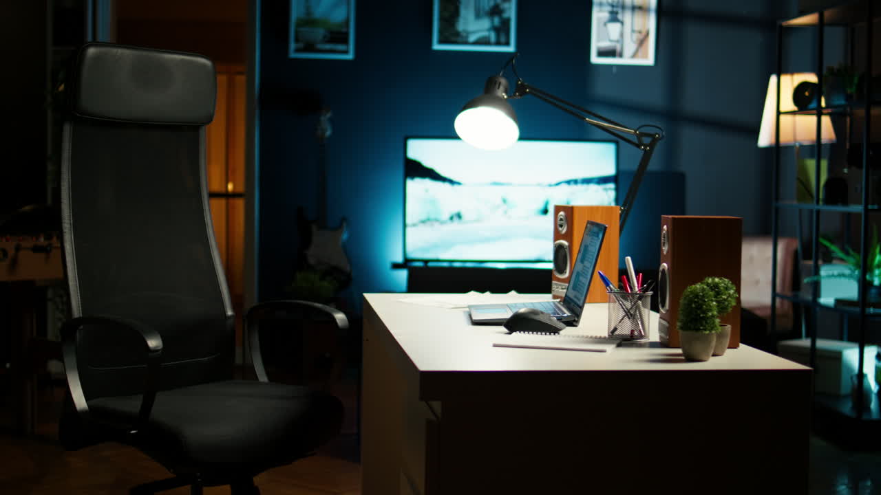 apartamento elegante con una amplia oficina en casa y muebles de madera