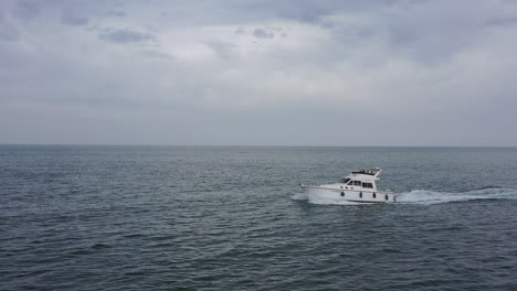 Motorboot-Im-Mittelmeer,-Sete-Shore-Antenne-In-Der-Nähe-Der-Hohen-Aussicht,-Bewölkt