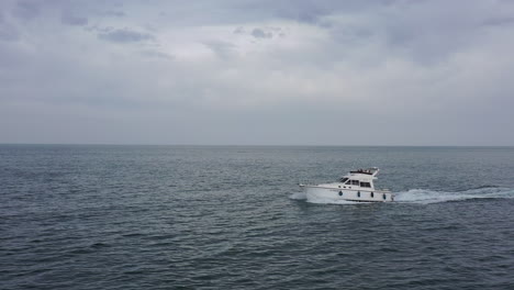 barco a motor en el mar mediterráneo sete orilla aérea cerca de alta vista nublada