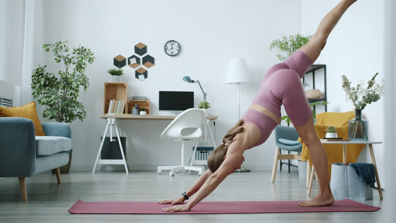 mujer practicando yoga en casa