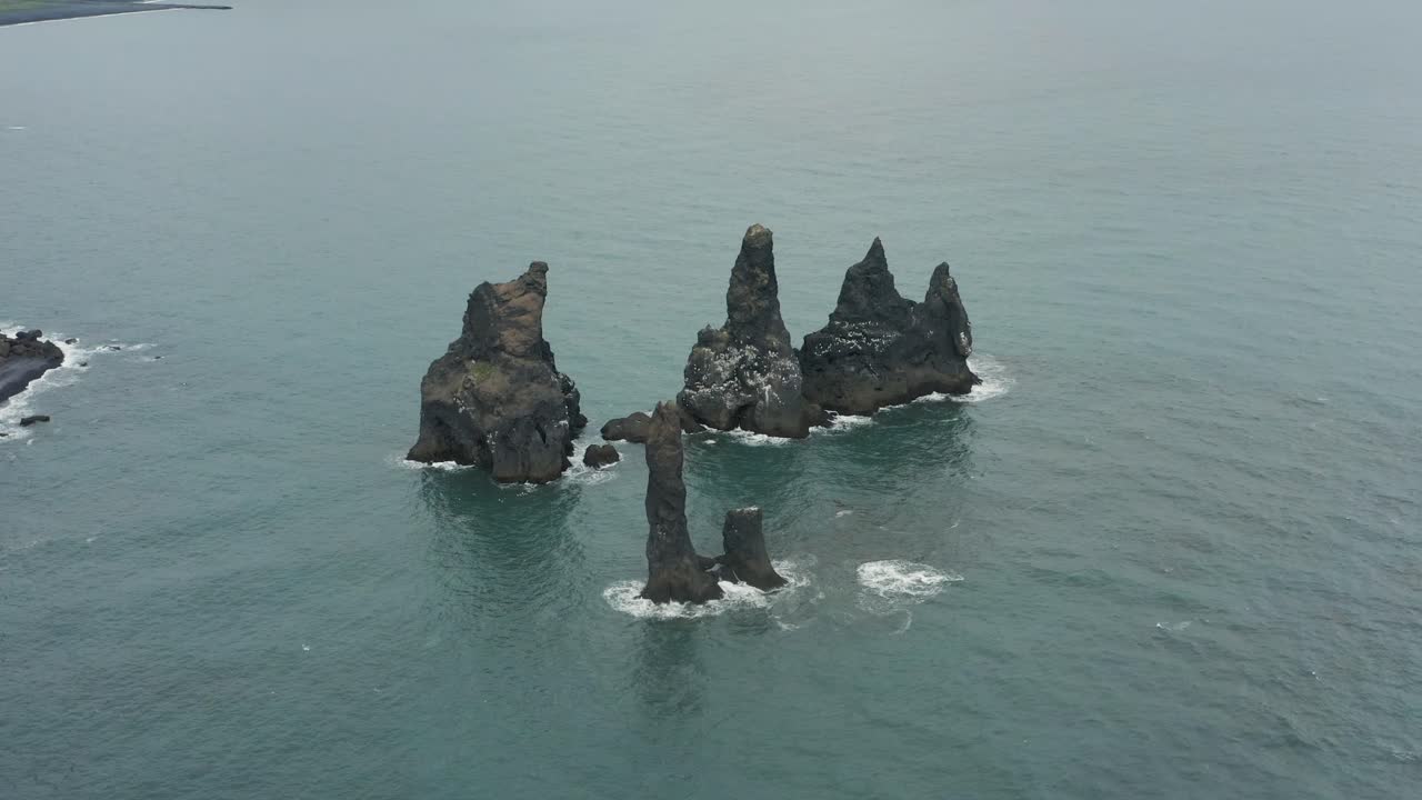 대서양의 잔잔한 물에 신화적인 암석 reynisdrangar