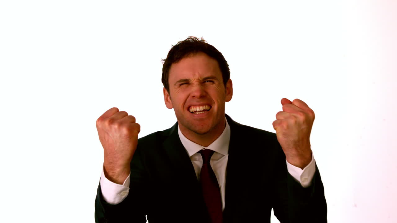 un hombre de negocios aplaudiendo sobre un fondo blanco.