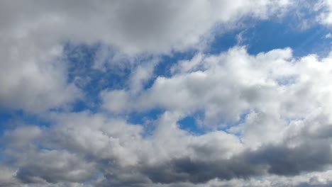 Zeitraffer-Bauschiger-Kumuluswolken-An-Einem-Sonnigen-Tag