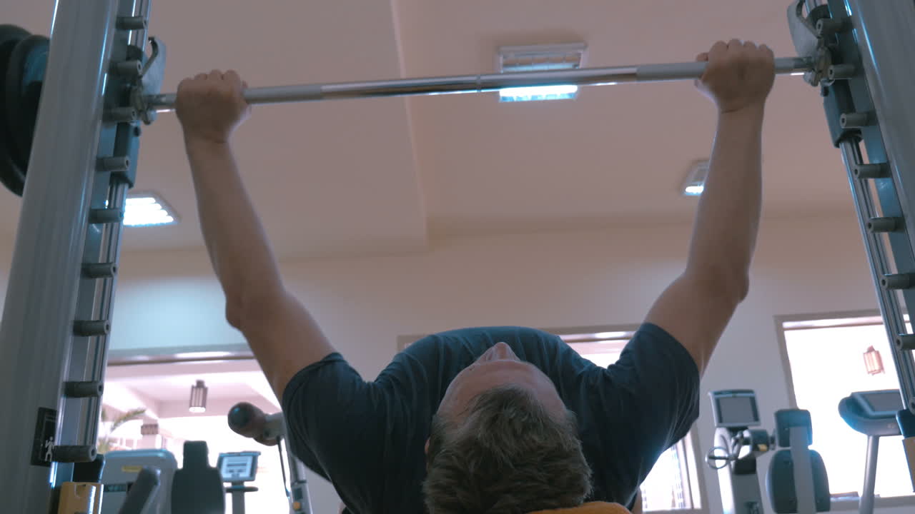 hombre fuerte trabajando en el banco de prensa