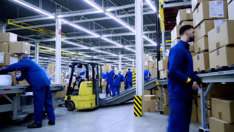 trabajadores de almacén que manejan paquetes