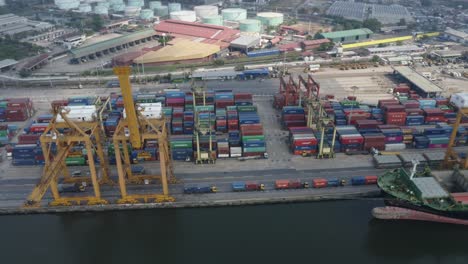 navi da carico nel porto container