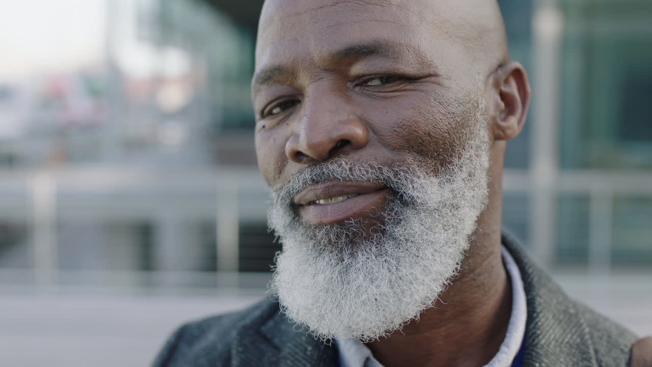 retrato de cerca de un hombre de negocios afroamericano confiado líder mirando pensativo pensando gira la cabeza