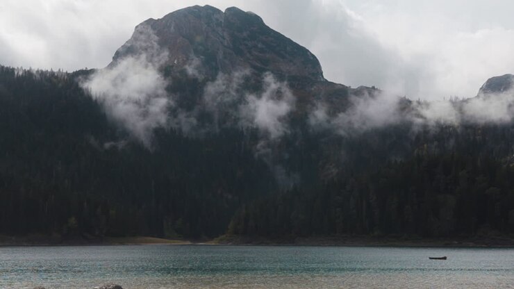 paesaggio di lago di montagna nebbioso