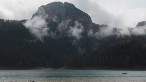 paisaje de lagos de montaña con niebla