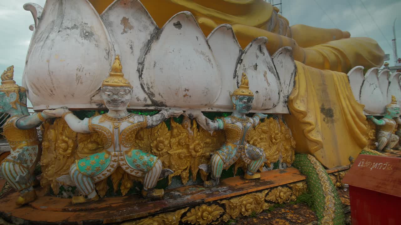 estatua de oro de buda en el templo de la cueva del tigre wat tham sua en krabi, tailandia
