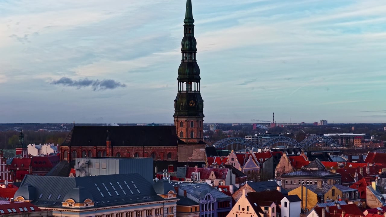 Vista aerea di Riga, Lettonia, con torre e ponte al tramonto.