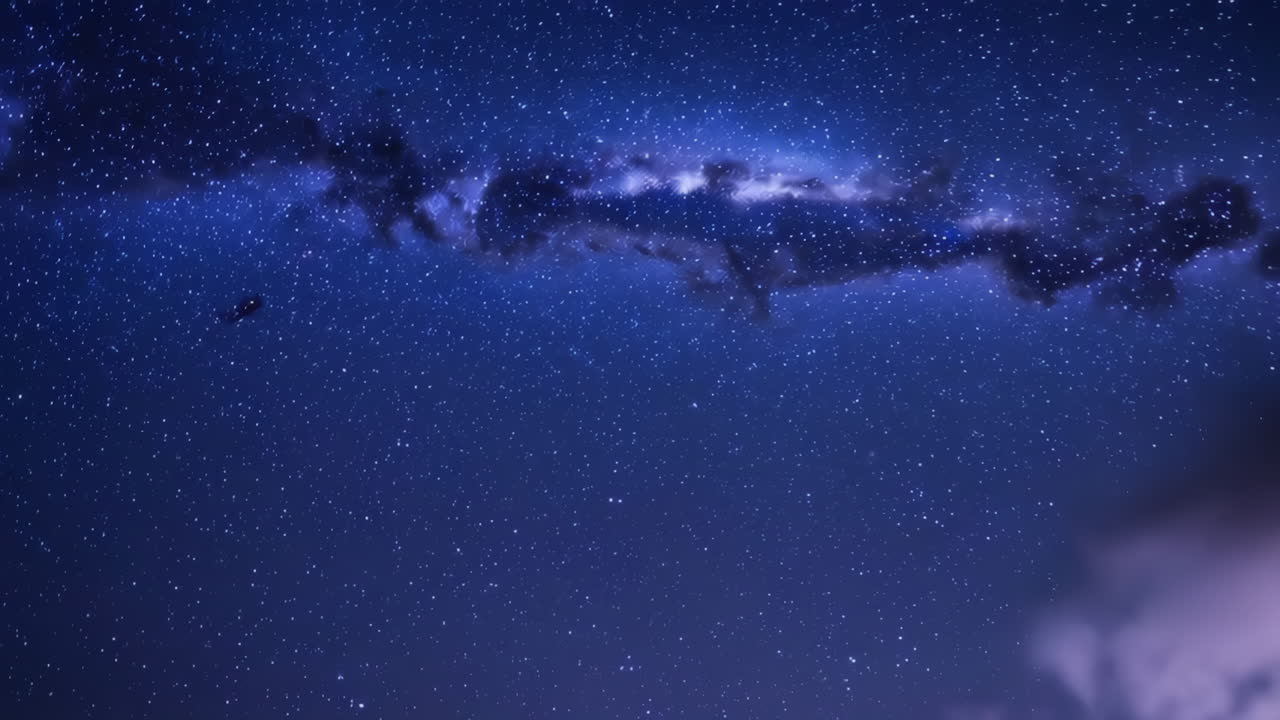 구름과 별이 있는 밤하늘