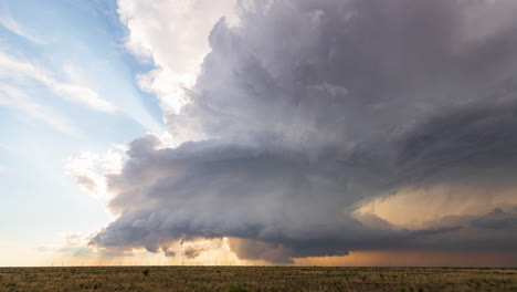 una hermosa supercélula cerca de fort sumner justo después de explotar