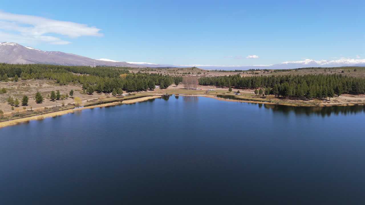 파타고니아 (아르헨티나) 에 있는 에스라 제타 호수 (la zeta lagoon) 의 공중 풍경, 푸른 하늘이 있는 은 날에 주변의 자연과 산을 반영하고 있다.