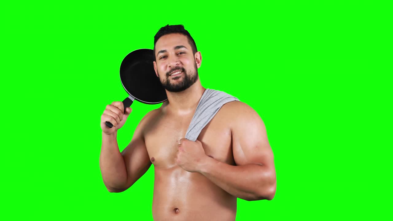 hombre musculoso sonriente sosteniendo una sartén