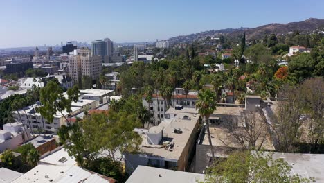toma panorámica aérea baja a través de hollywood hacia el oeste de hollywood y la ciudad del siglo en los ángeles, california