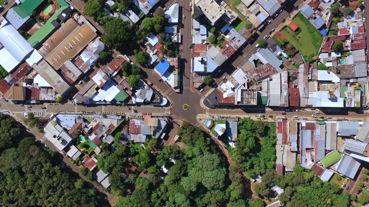 Vista aerea dall'alto con drone dell'incrocio stradale del quartiere Siete Bocas a Puerto Iguazu, Misiones, Argentina.