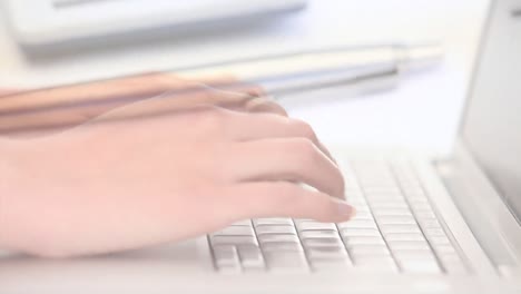 animación de calculadora y cuaderno sobre mujer de negocios caucásica usando computadora