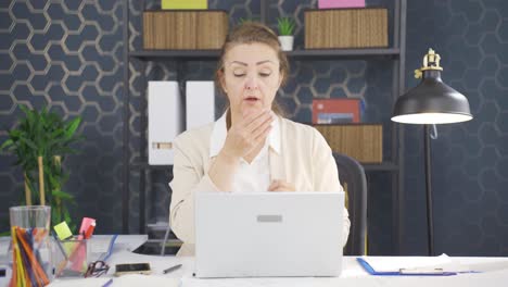 Mujer-De-Negocios-Enferma-Estornudando.