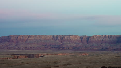 paisaje vista panorámica de la formación de la meseta rocosa en los vastos desiertos vacíos de arizona ee.uu. al amanecer