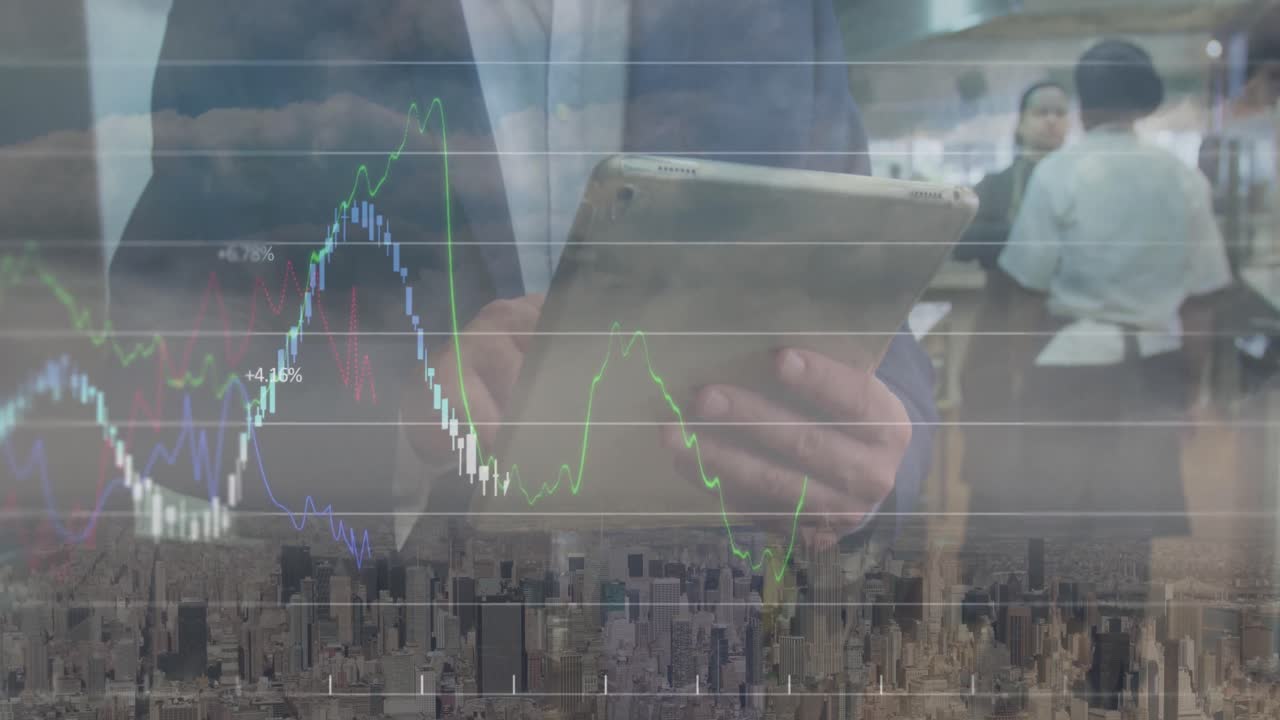 animación de datos financieros y gráficos sobre empresario caucásico usando tableta