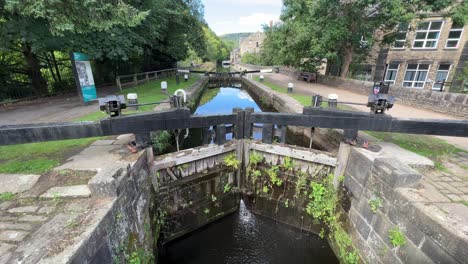 Esclusa-De-Canal-Viejo-En-Un-Canal-Inglés-En-West-Yorkshire,-Inglaterra,-Reino-Unido