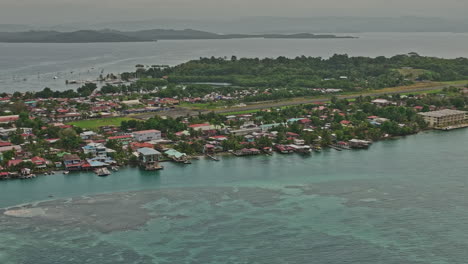 Bocas-Del-Toro-Panamá-Antena-V15-Acercamiento-Y-Alejamiento-Cinemático,-Dron-Sobrevuela-La-Bahía-De-Aguas-Turquesas-Capturando-El-Exótico-Paisaje-Marino,-El-Paisaje-Urbano-De-La-Isla-Y-El-Aeródromo-Del-Aeropuerto---Filmado-Con-Mavic-3-Cine---Abril-De-2022