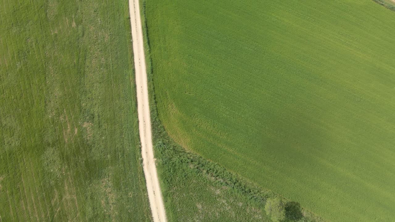 vuelo sobre un campo con drone aéreo