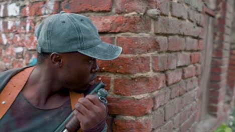 hombre escondiéndose detrás de una pared