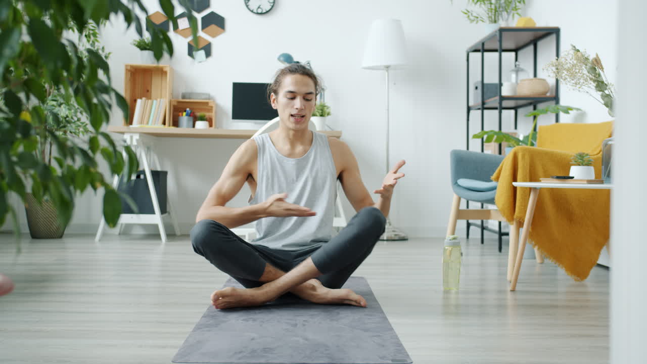 hombre estirándose en casa