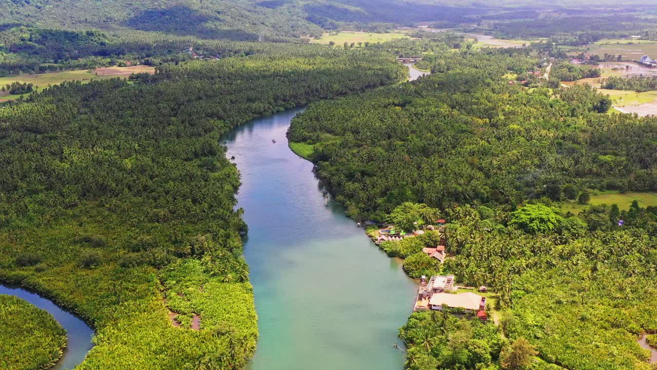 vista aérea de un río entre bosques verdes y vegetación exuberante en san bernardo, sur de leyte en filipinas