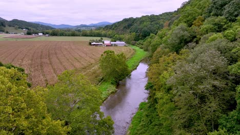 Empuje-Aéreo-Del-Río-Hacia-La-Antigua-Granja-Y-Granja-Cerca-De-La-Ciudad-Montañosa-De-Tennessee