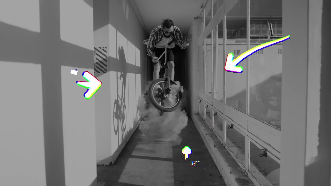 Giovane uomo che esegue un'acrobazia in BMX in un corridoio stretto con grafica in movimento