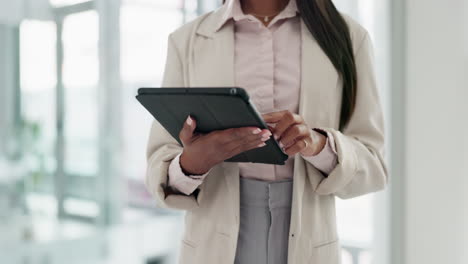 oficina, investigación y primer plano de una mujer de negocios