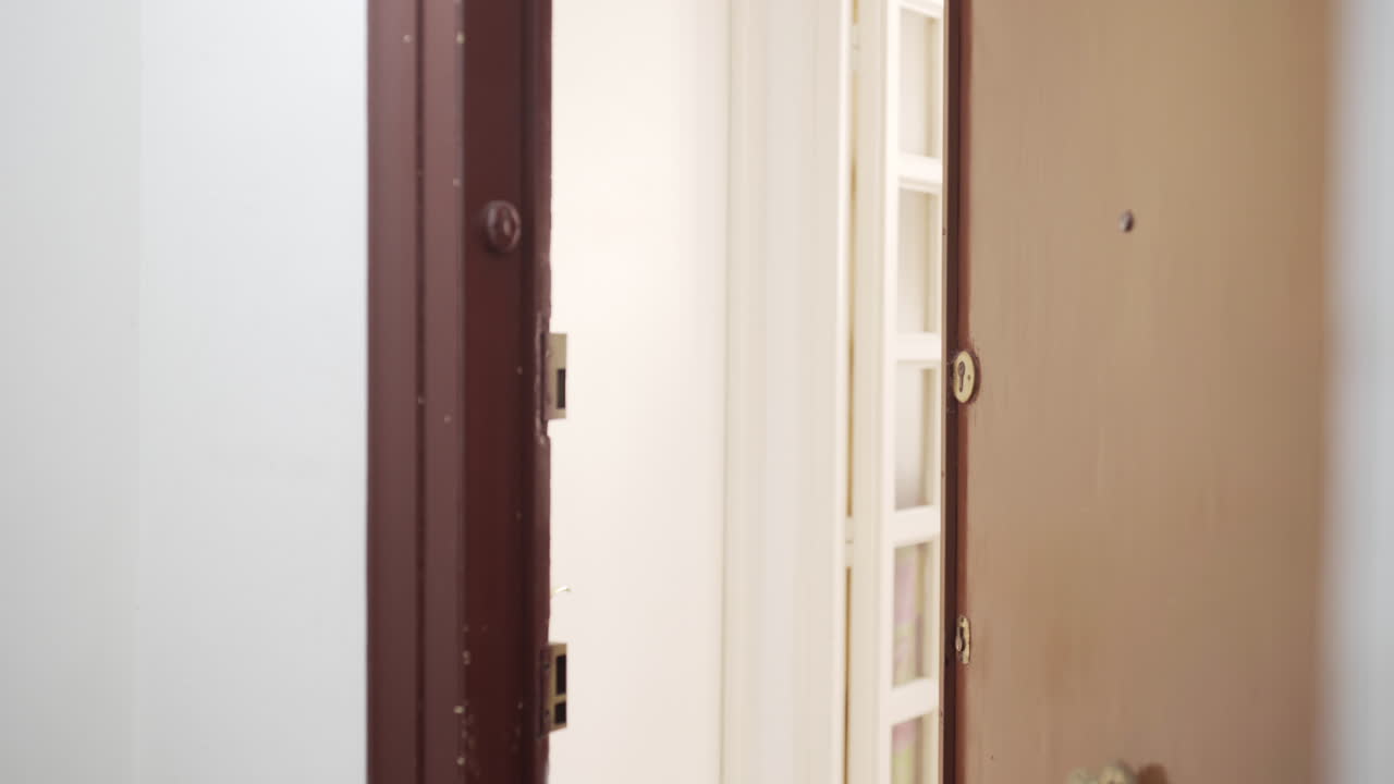 мальчик по соседству встречает гостей у себя дома с радушием