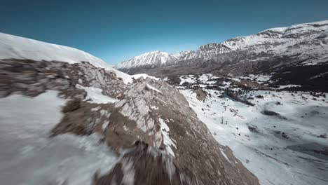 Fpv-antenne-Der-Französischen-Alpen-In-Frankreich,-Fliegend-über-Felsiges-Berggelände