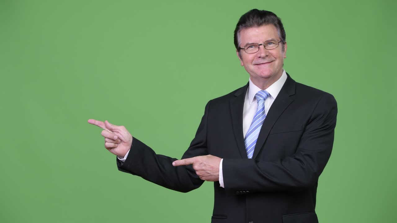 un hombre de negocios muy guapo mostrando algo.