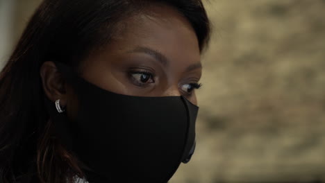Cerrar-Mujer-Negra-Arreglando-Una-Máscara,-Covid,-Protección-Contra-El-Virus-Korona