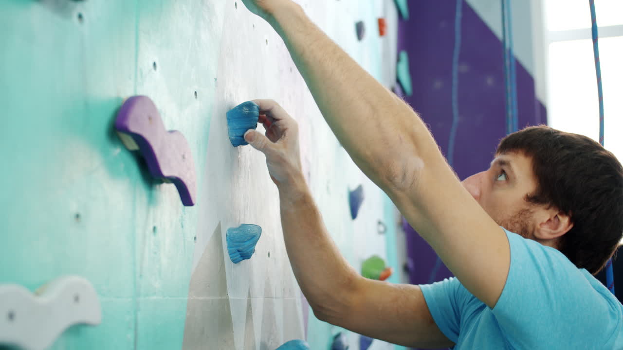 hombre de escalada en roca