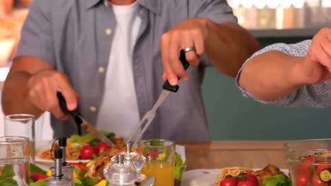 Familie-Beim-Gemeinsamen-Abendessen