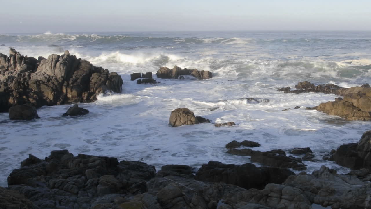 Time-lapse panoramico di onde che si infrangono sugli scogli a Point Pinos a Pacific Grove, California