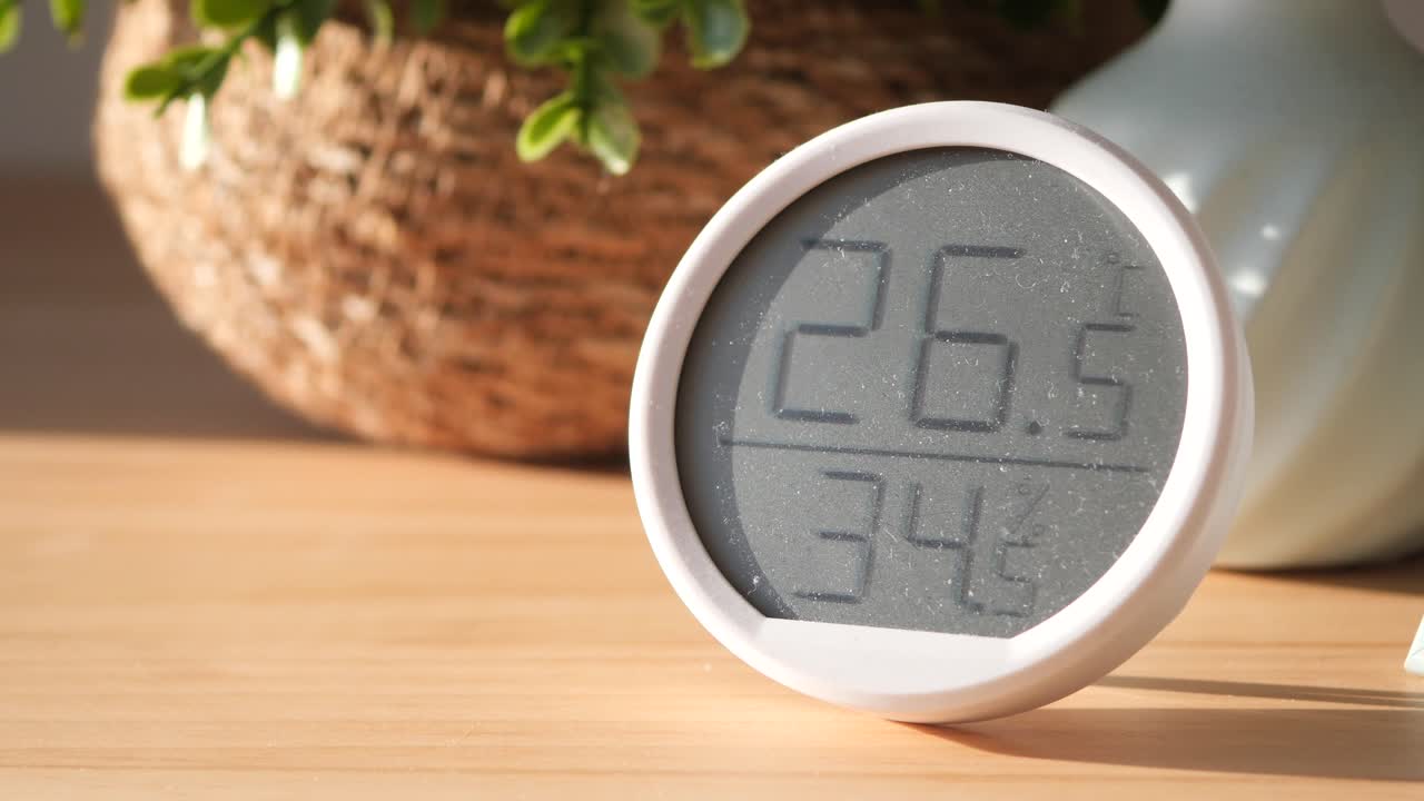 higrómetro digital en una mesa de madera