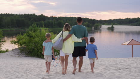 familia tomándose de la mano en la playa