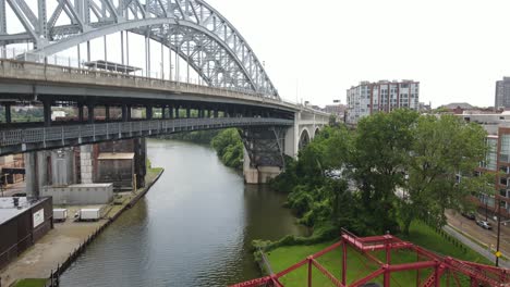 dos puentes sobre el agua en cleveland, ohio drone video subiendo