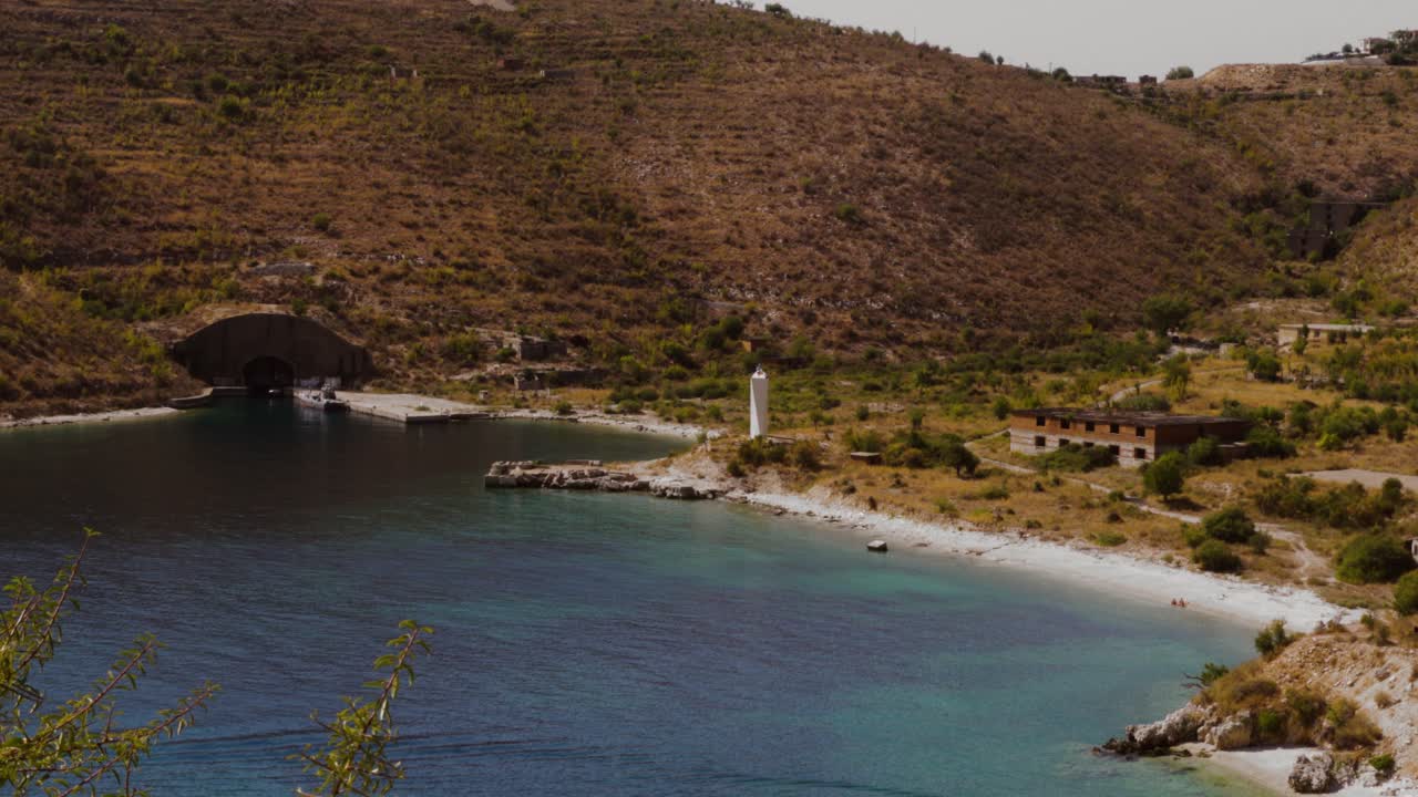 Arnavutluk'ta Uzak Bir Akdeniz Plajı