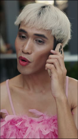 persona en una llamada telefónica